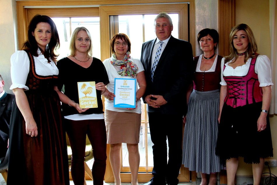  Überreicht wurde die Auszeichnung in Rettenberg im Allgäu von der Staatsministerin für Ernährung, Landwirtschaft und Forsten Frau Michaela Kaniber.